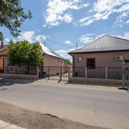 Ivanhoe Apartman Apartment Nyírbátor Екстериор снимка