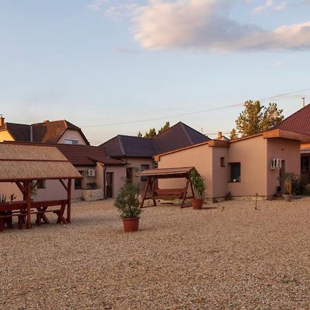 Ivanhoe Apartman Apartment Nyírbátor Екстериор снимка