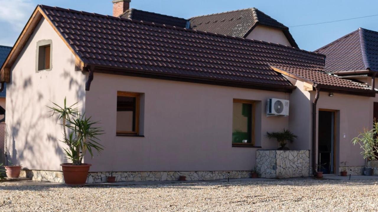 Ivanhoe Apartman Apartment Nyírbátor Екстериор снимка